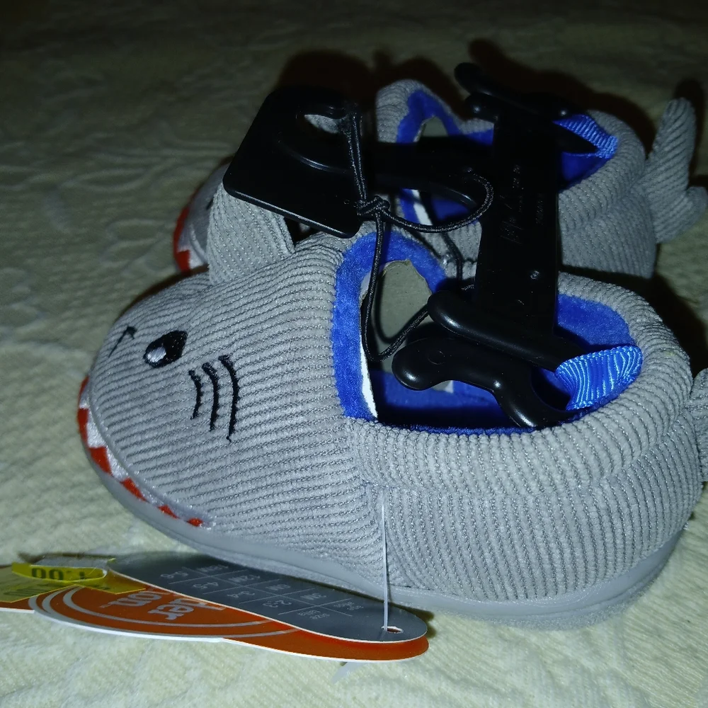 ❄️Gray Shark Kids Slippers New With Tags